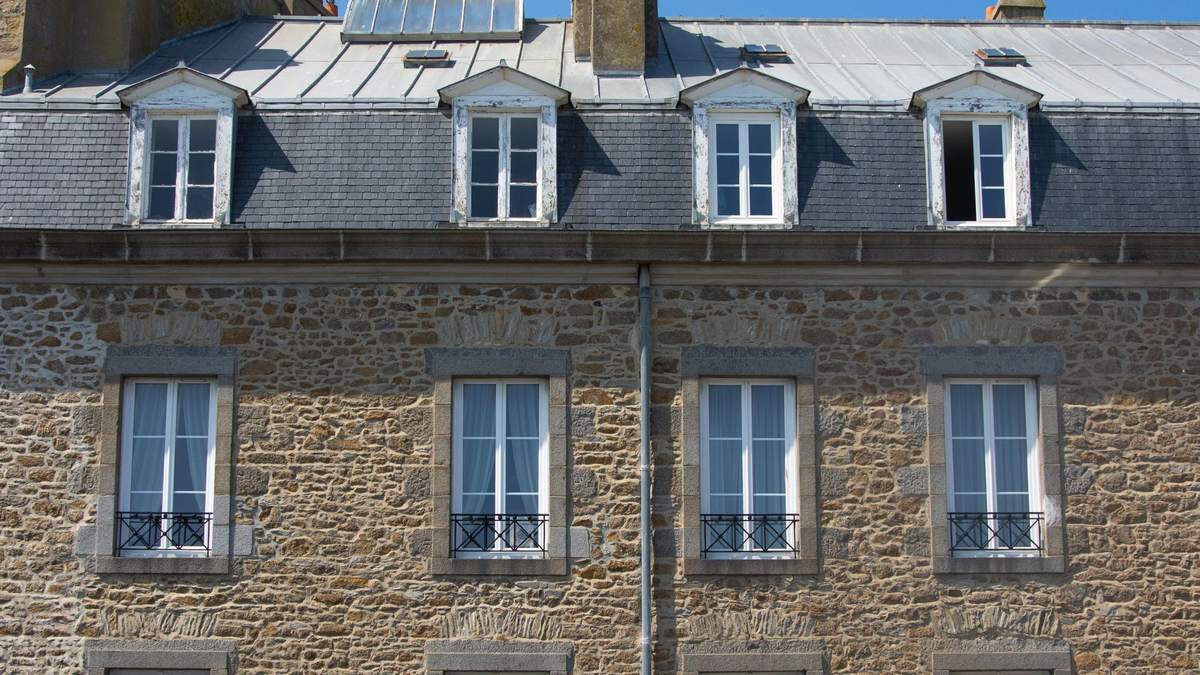 Façade de granit et brisis d'ardoise à Saint-Malo