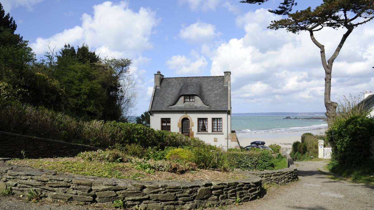 Maison de bord de mer en Bretagne, couverture ardoise exposée au vent d'ouest