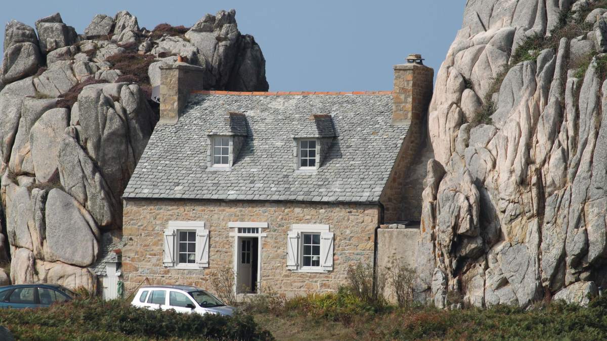 Maison bretonne en granit et ardoise entre les rochers de Plougrescant