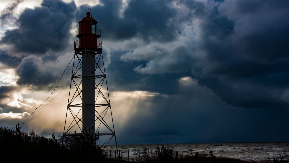 Coup de vent sur le littoral breton, phare et embruns