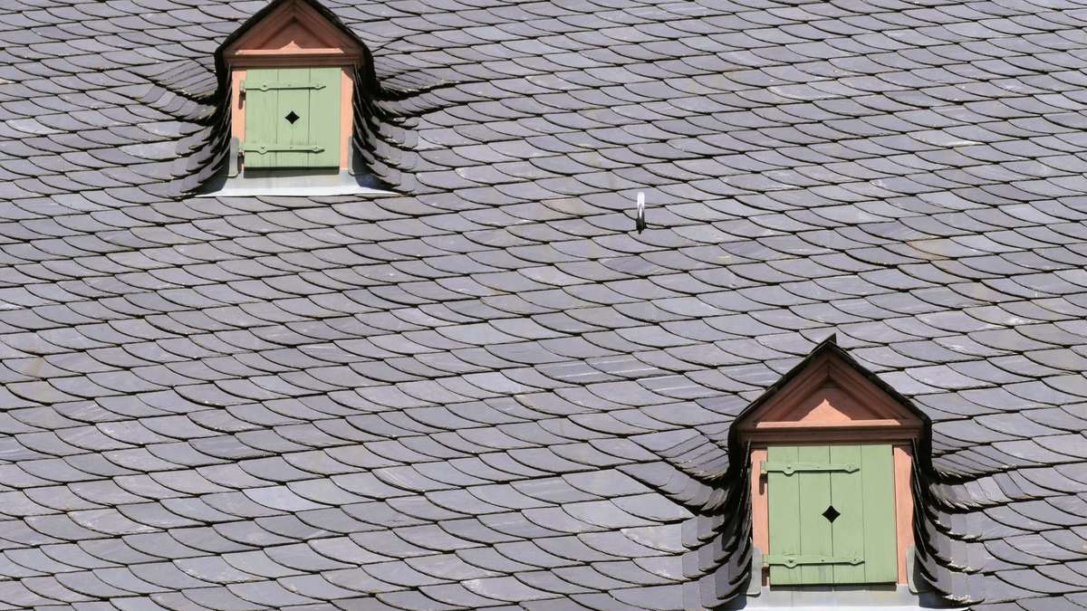 Toit en ardoise rénové avec deux lucarnes, après travaux