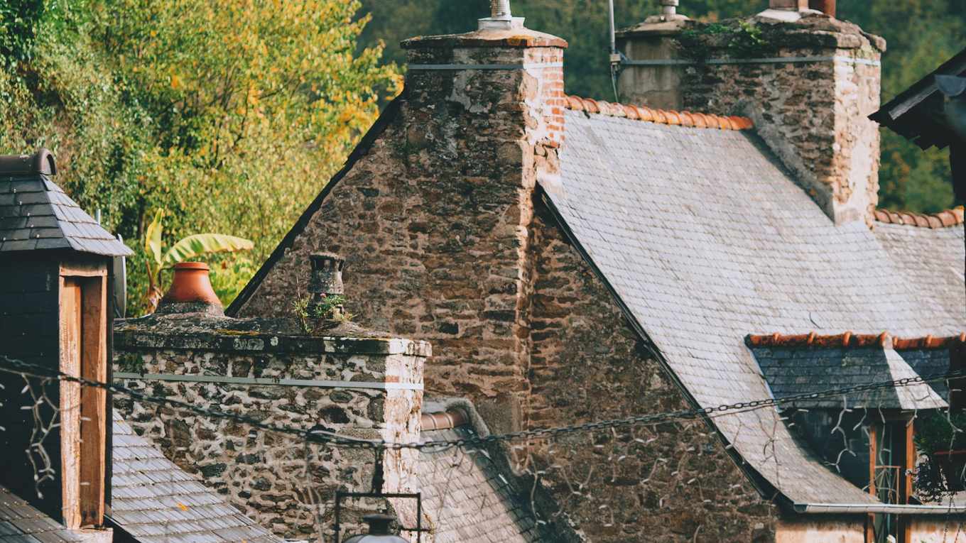 Toits en ardoise et cheminées de granit à Dinan, Côtes-d'Armor